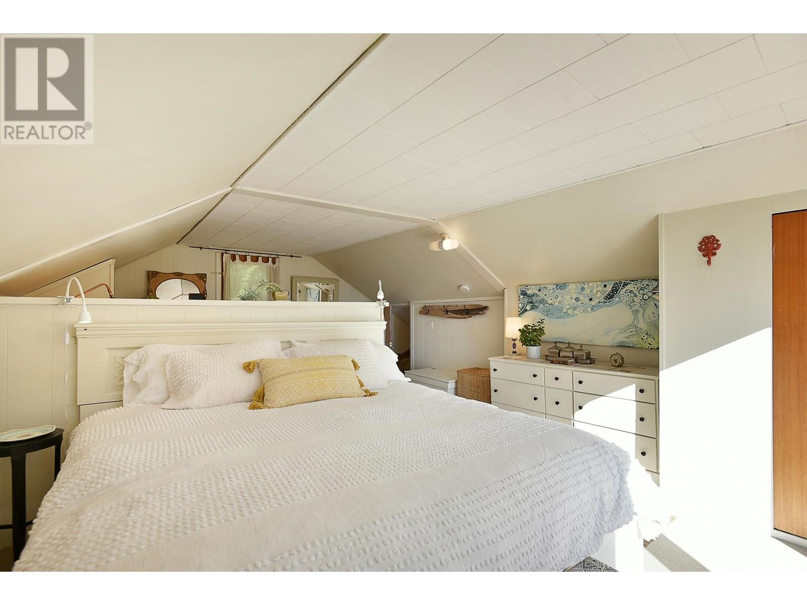 586 BALS LANE, Gibsons