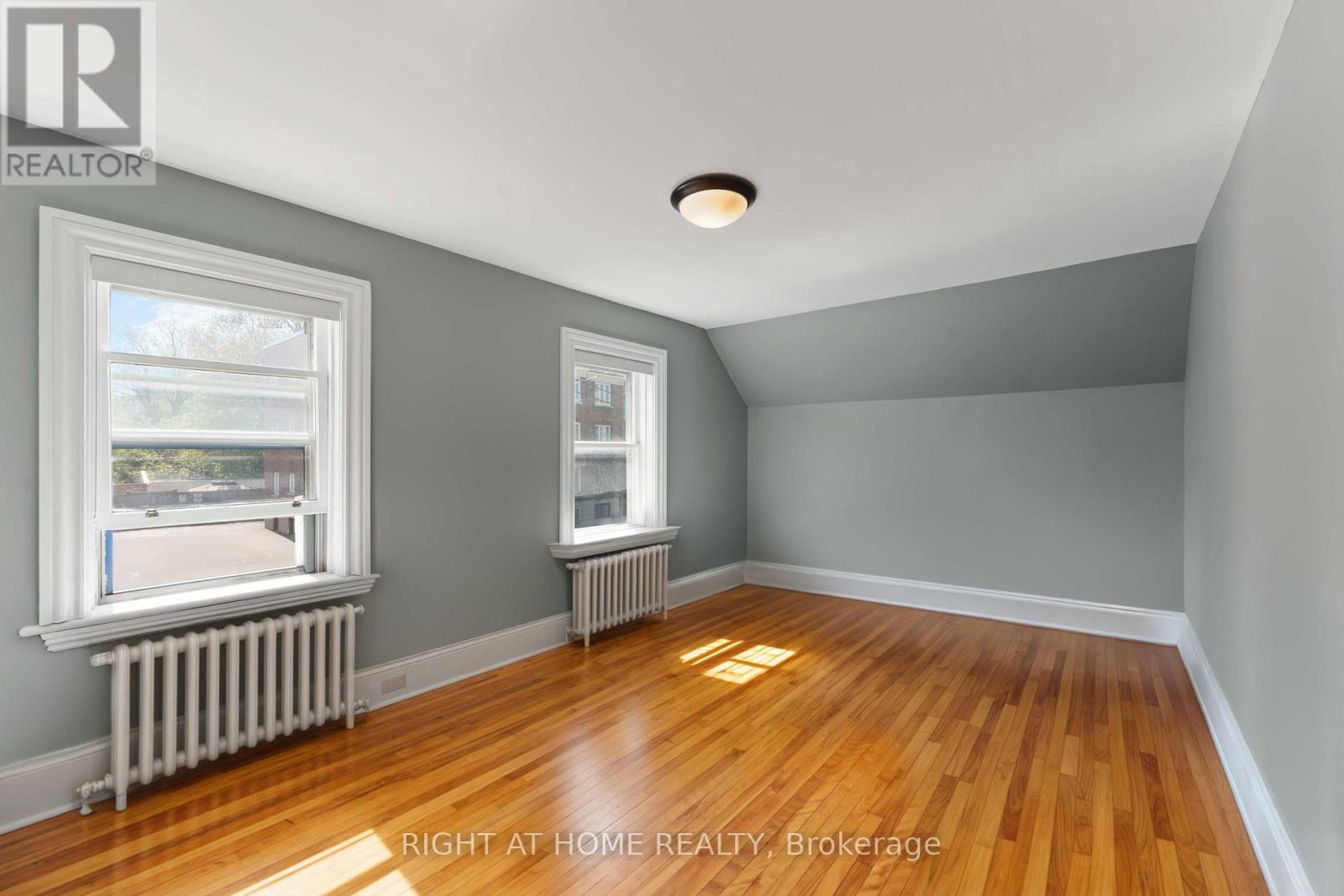 https://ddfcdn.realtor.ca/listing/TS638857821008670000/reb76/highres/8/x12227728_22.jpg