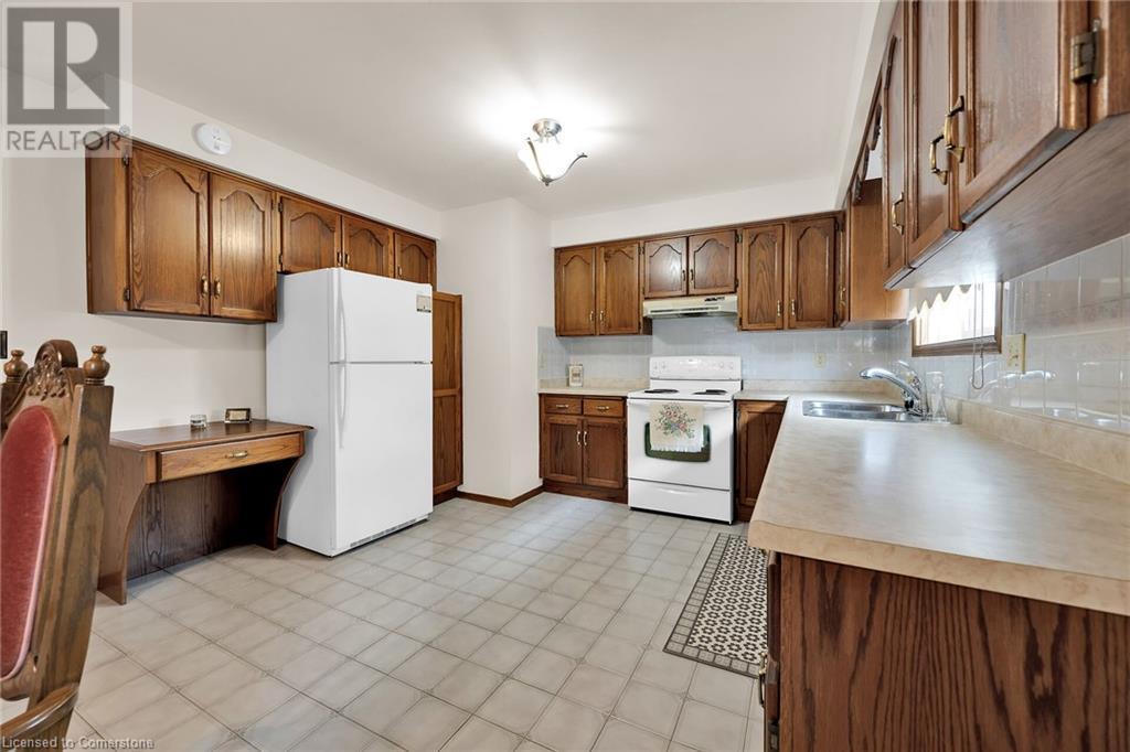 Photo 10 of 24 Pheasant Place, Hamilton ON