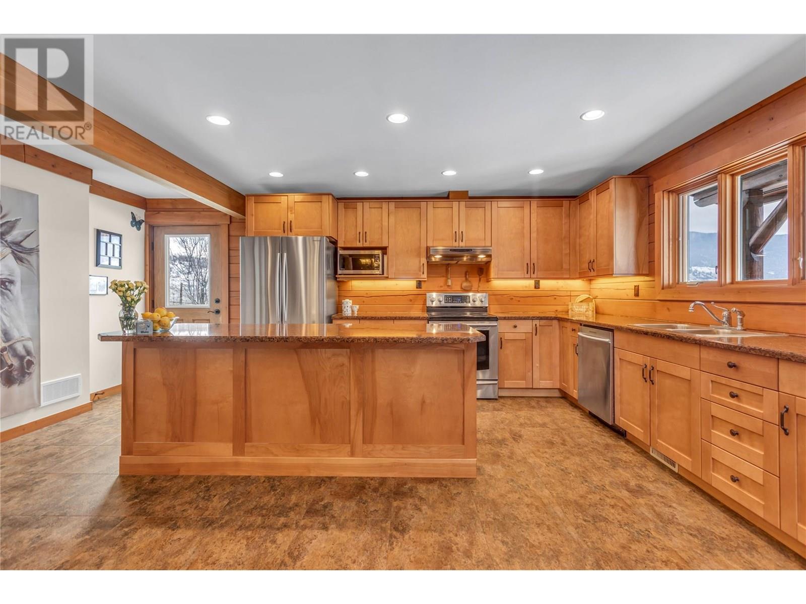 9371 6 Highway, Coldstream