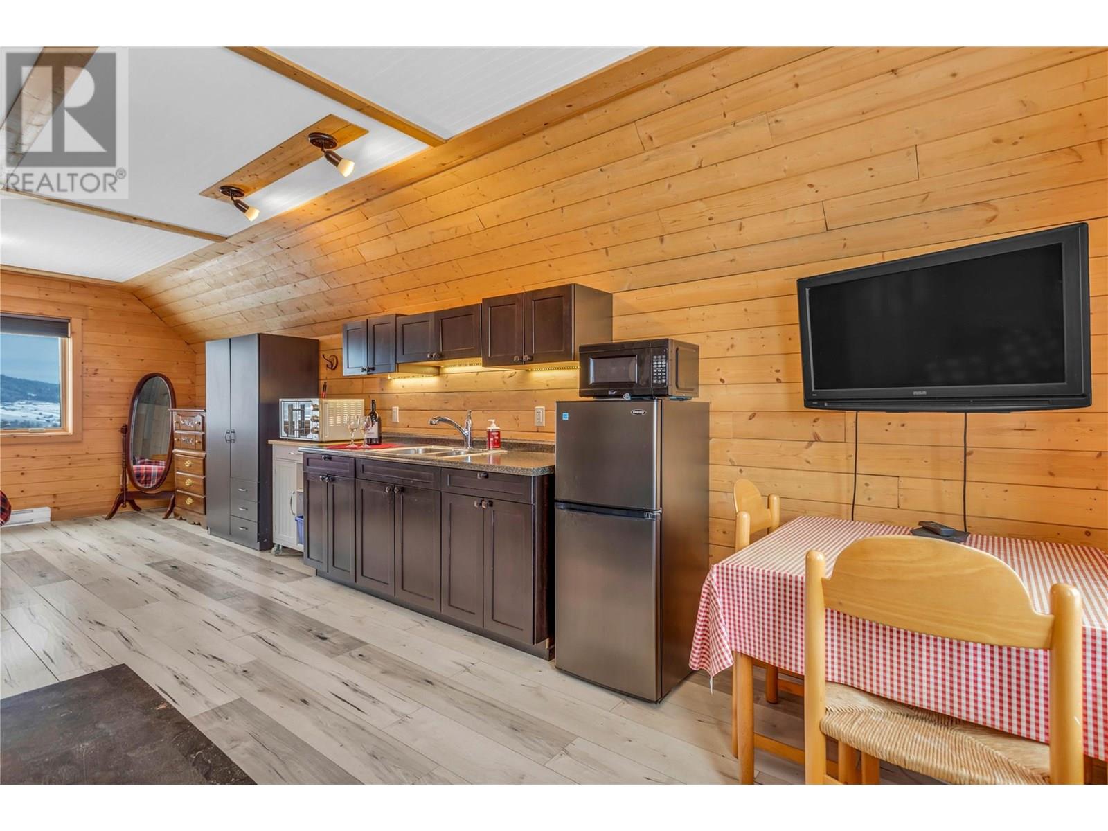 9371 6 Highway, Coldstream