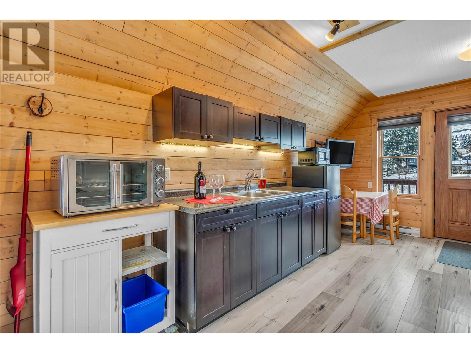 9371 6 Highway, Coldstream