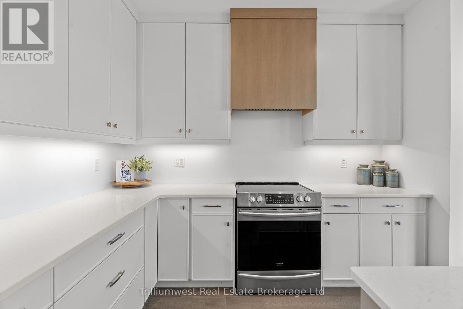 Single Family House Bungalow for Sale in  MCLEOD STREET North Middlesex (Parkhill) 