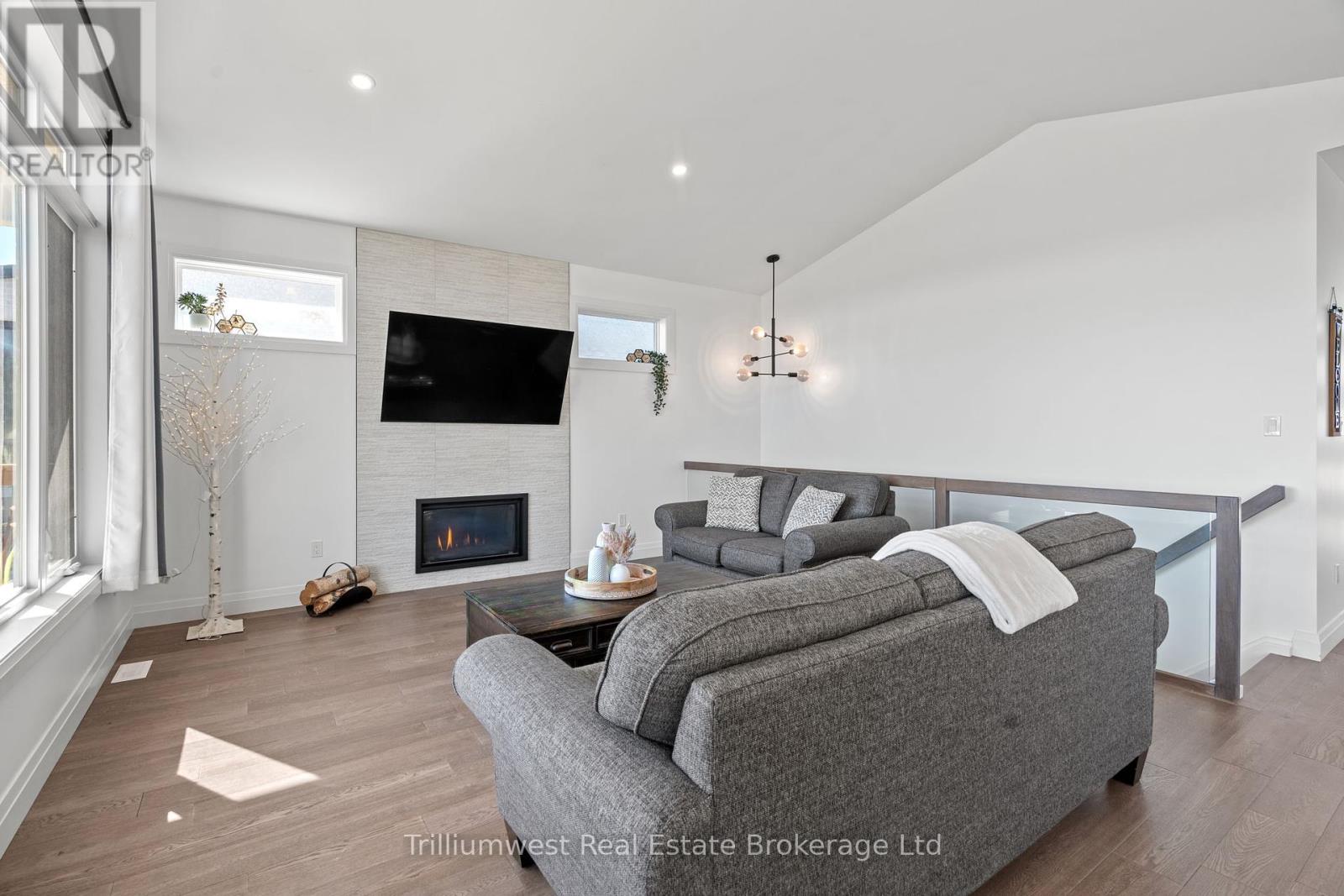 Single Family House Bungalow for Sale in  MCLEOD STREET North Middlesex (Parkhill) 