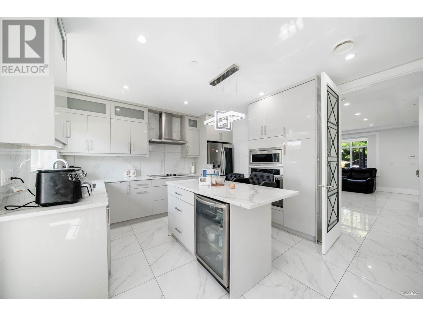 Photo 13 of 4841 Dumfries Street, Vancouver BC