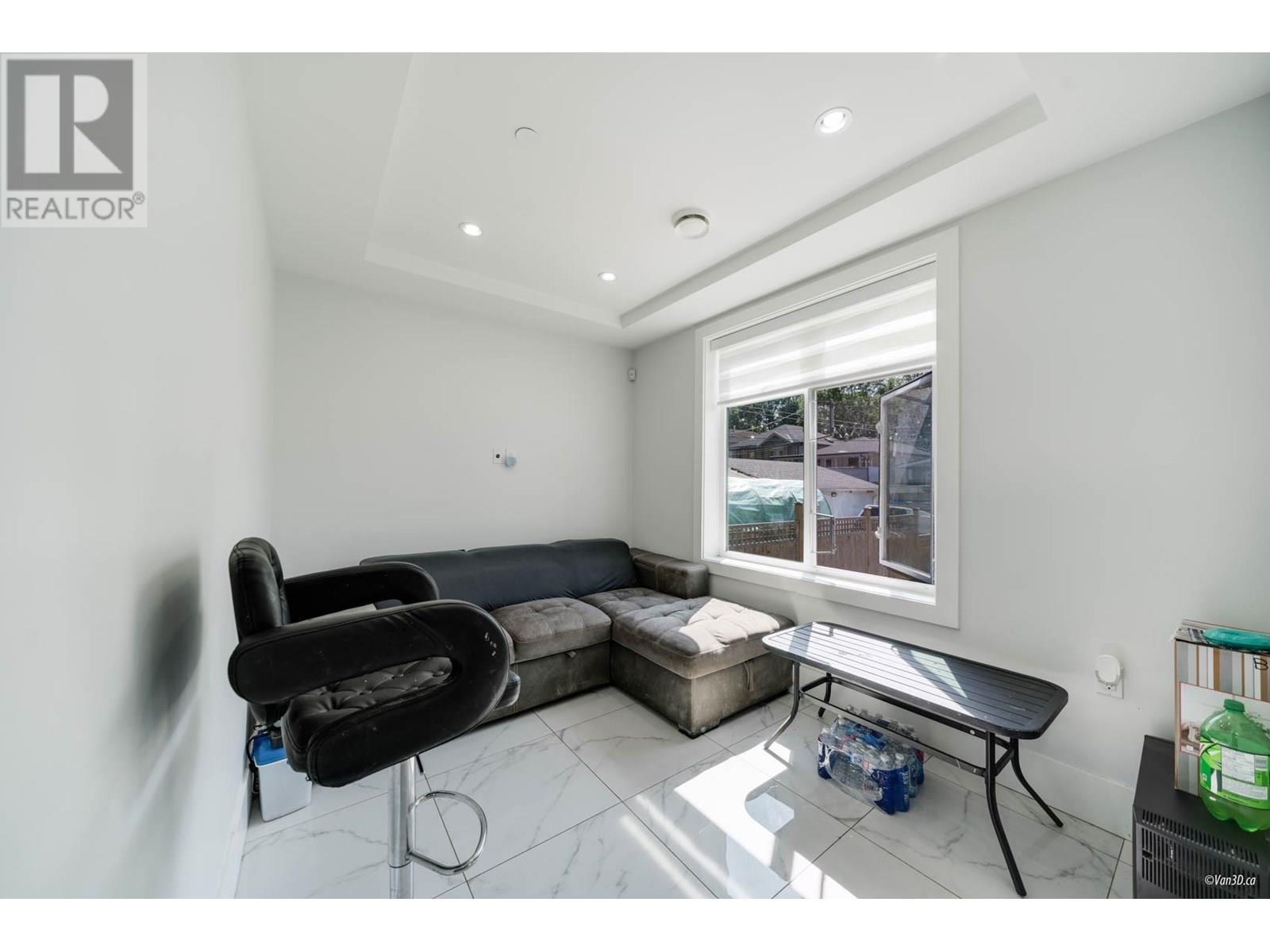 Photo 4 of 4841 Dumfries Street, Vancouver BC