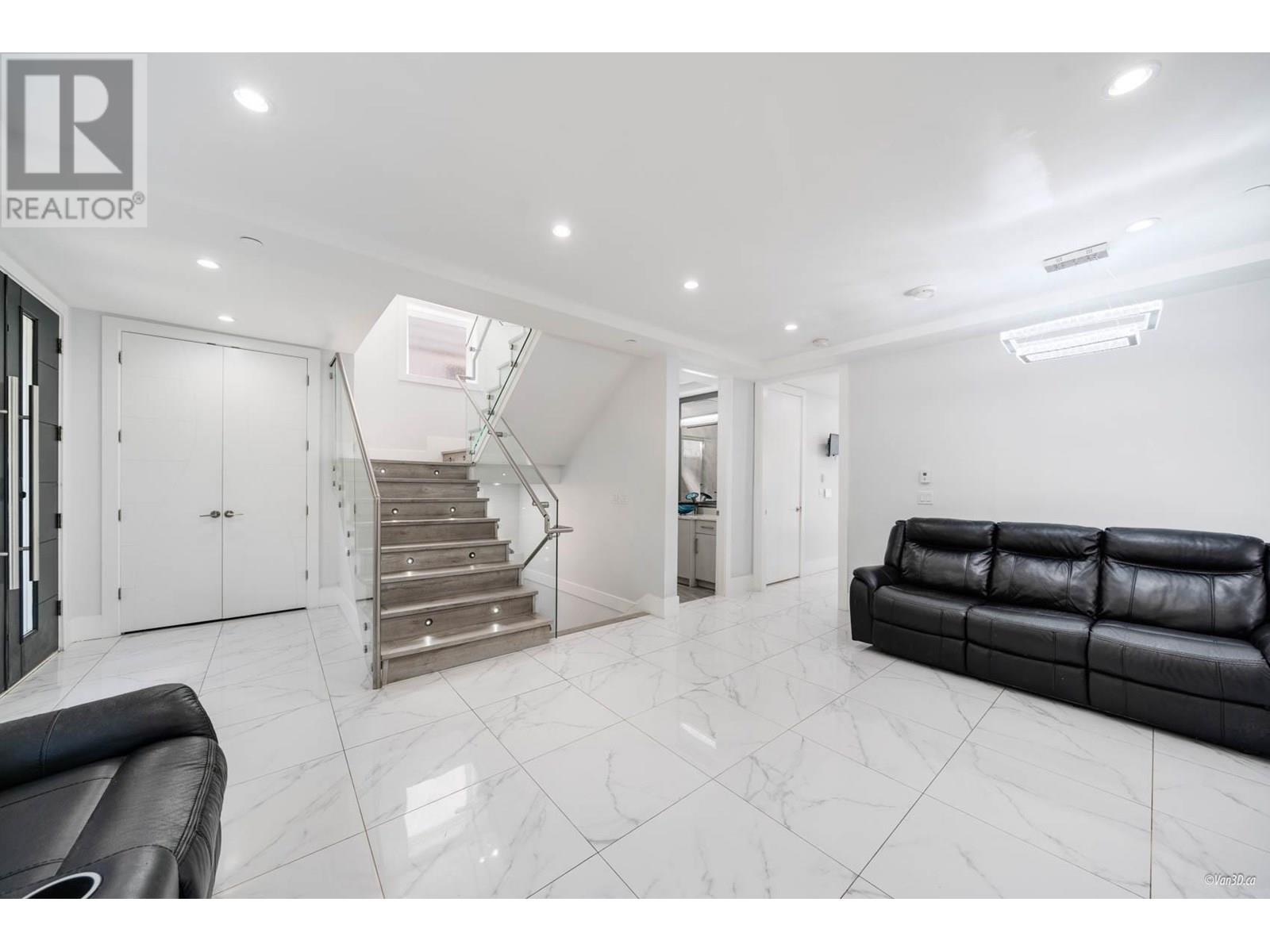 Photo 33 of 4841 Dumfries Street, Vancouver BC