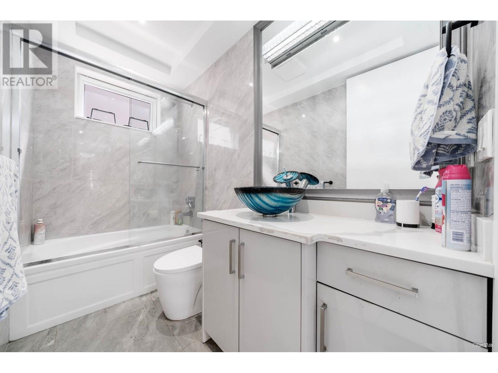 Photo 5 of 4841 Dumfries Street, Vancouver BC