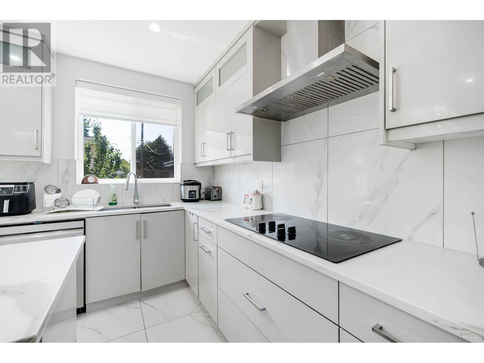 Photo 10 of 4841 Dumfries Street, Vancouver BC