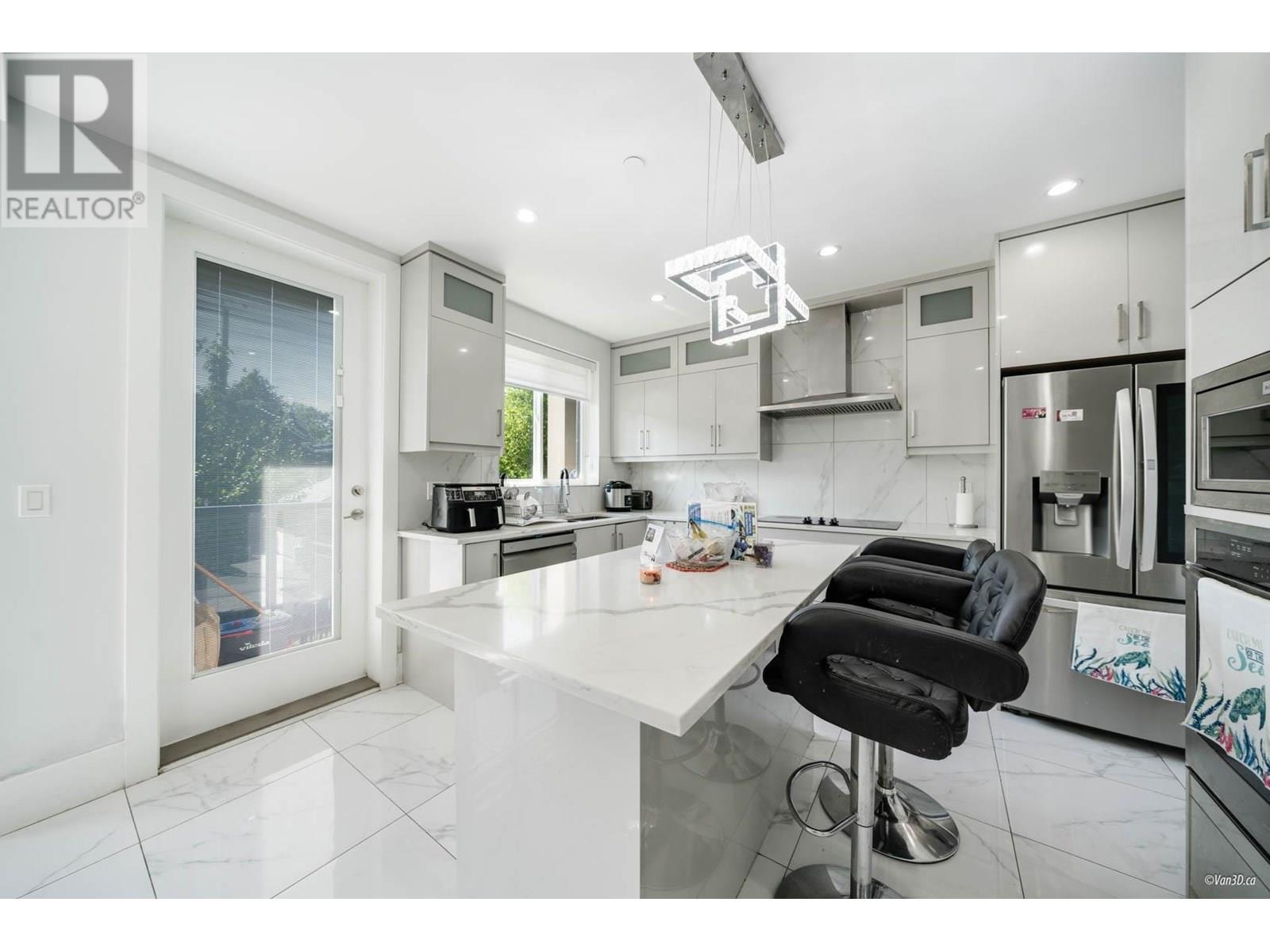 Photo 2 of 4841 Dumfries Street, Vancouver BC