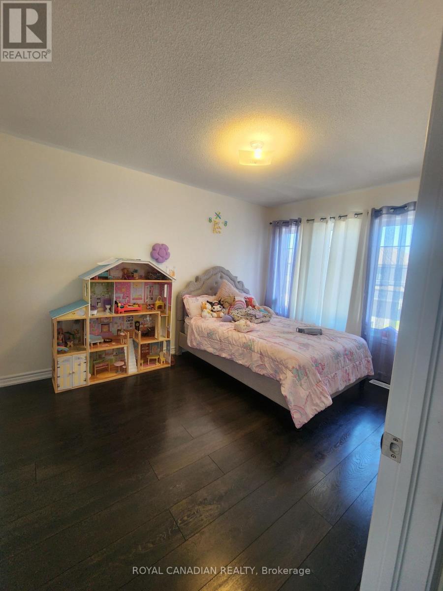 Photo 3 of 29 Tamworth Terrace, Barrie ON