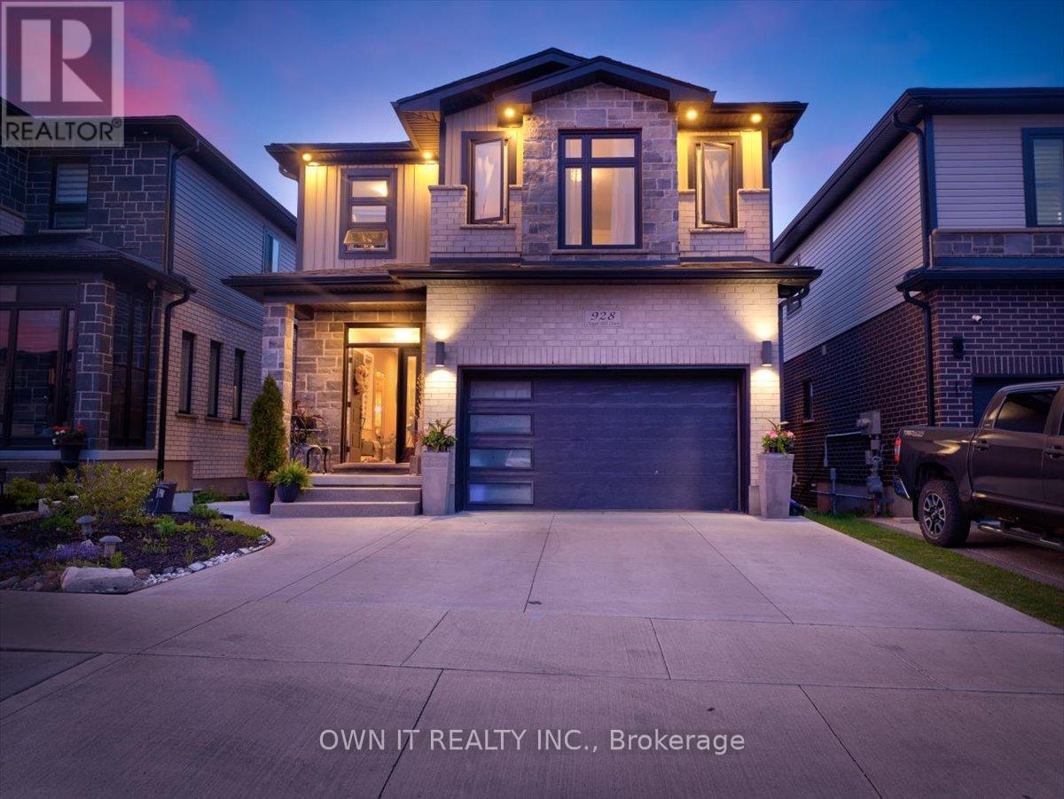 Photo 1 of 928 Chapel Hill Court, Kitchener ON