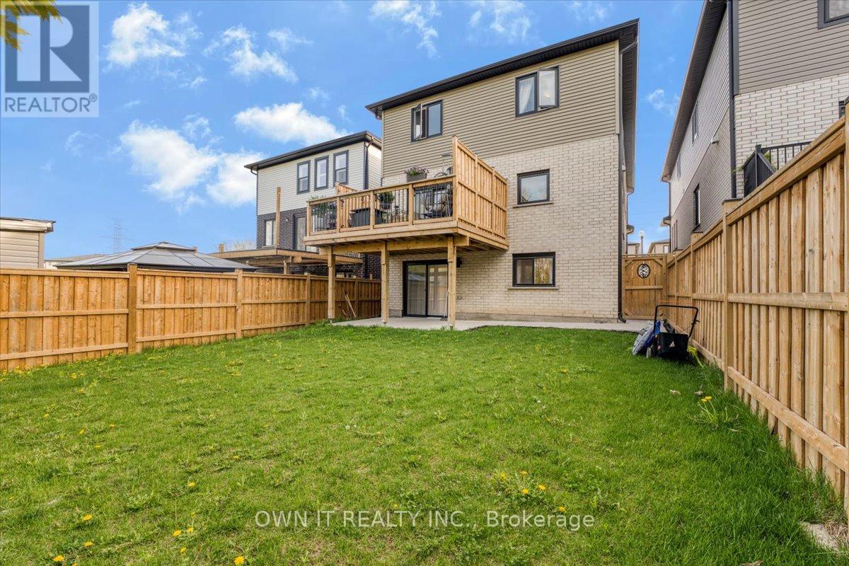 Photo 10 of 928 Chapel Hill Court, Kitchener ON