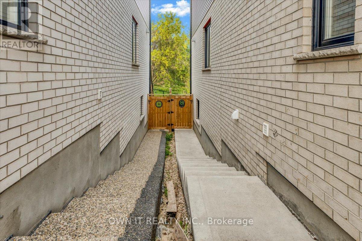 Photo 11 of 928 Chapel Hill Court, Kitchener ON