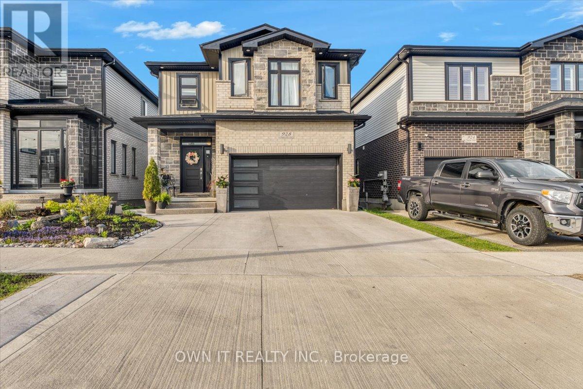 Photo 2 of 928 Chapel Hill Court, Kitchener ON