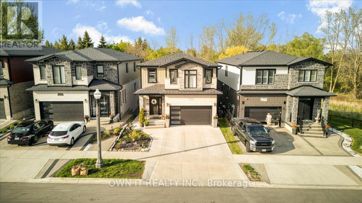 Photo 3 of 928 Chapel Hill Court, Kitchener ON