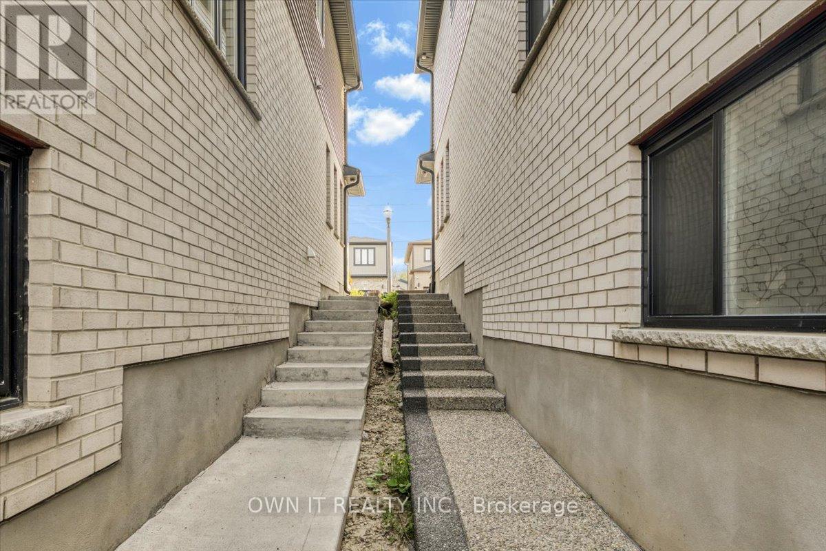 Photo 9 of 928 Chapel Hill Court, Kitchener ON