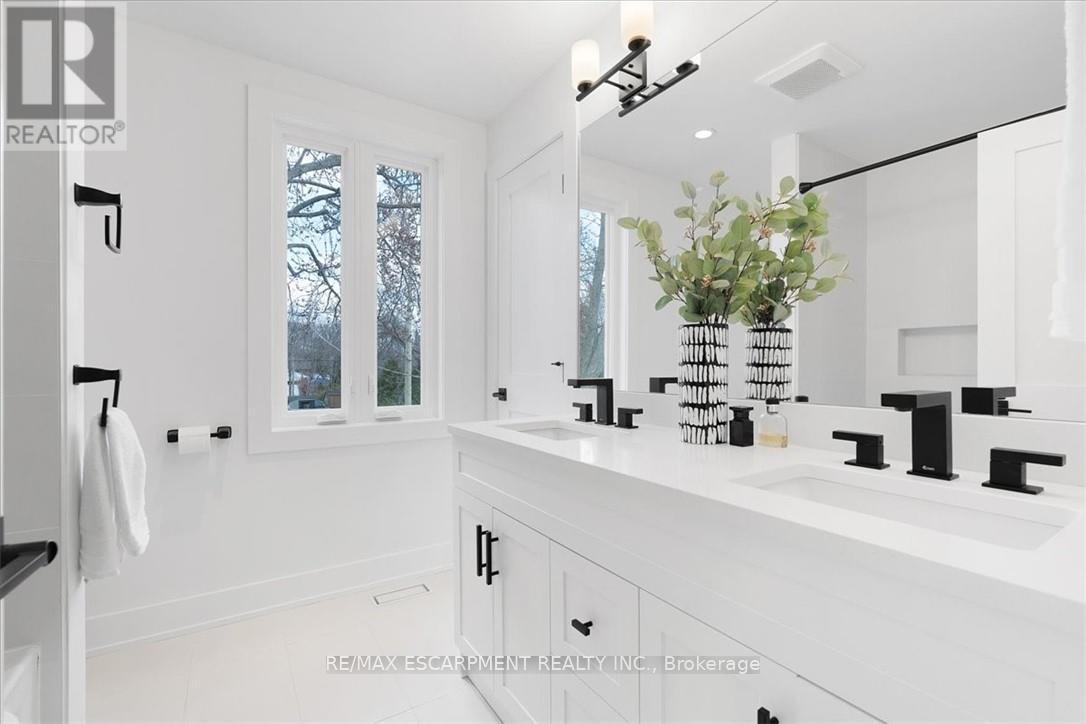 Photo 14 of 94 West 32nd Street, Hamilton ON