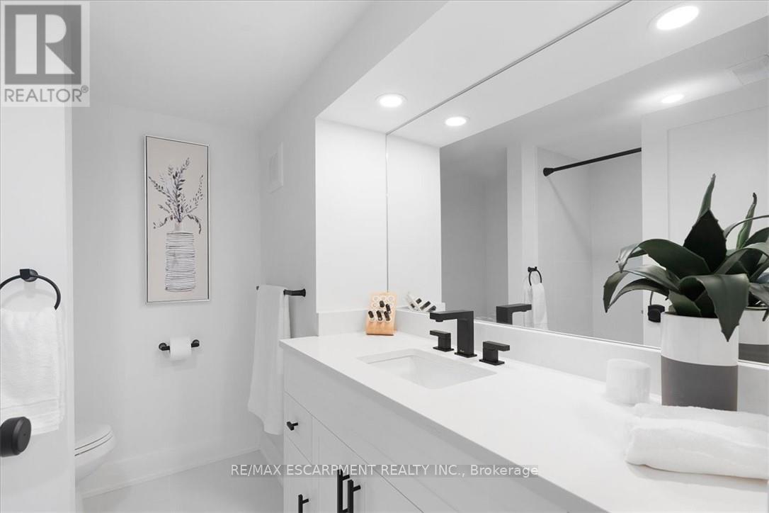 Photo 24 of 94 West 32nd Street, Hamilton ON