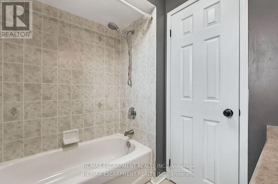 Photo 2 of 5 Mavin Street, Brantford ON