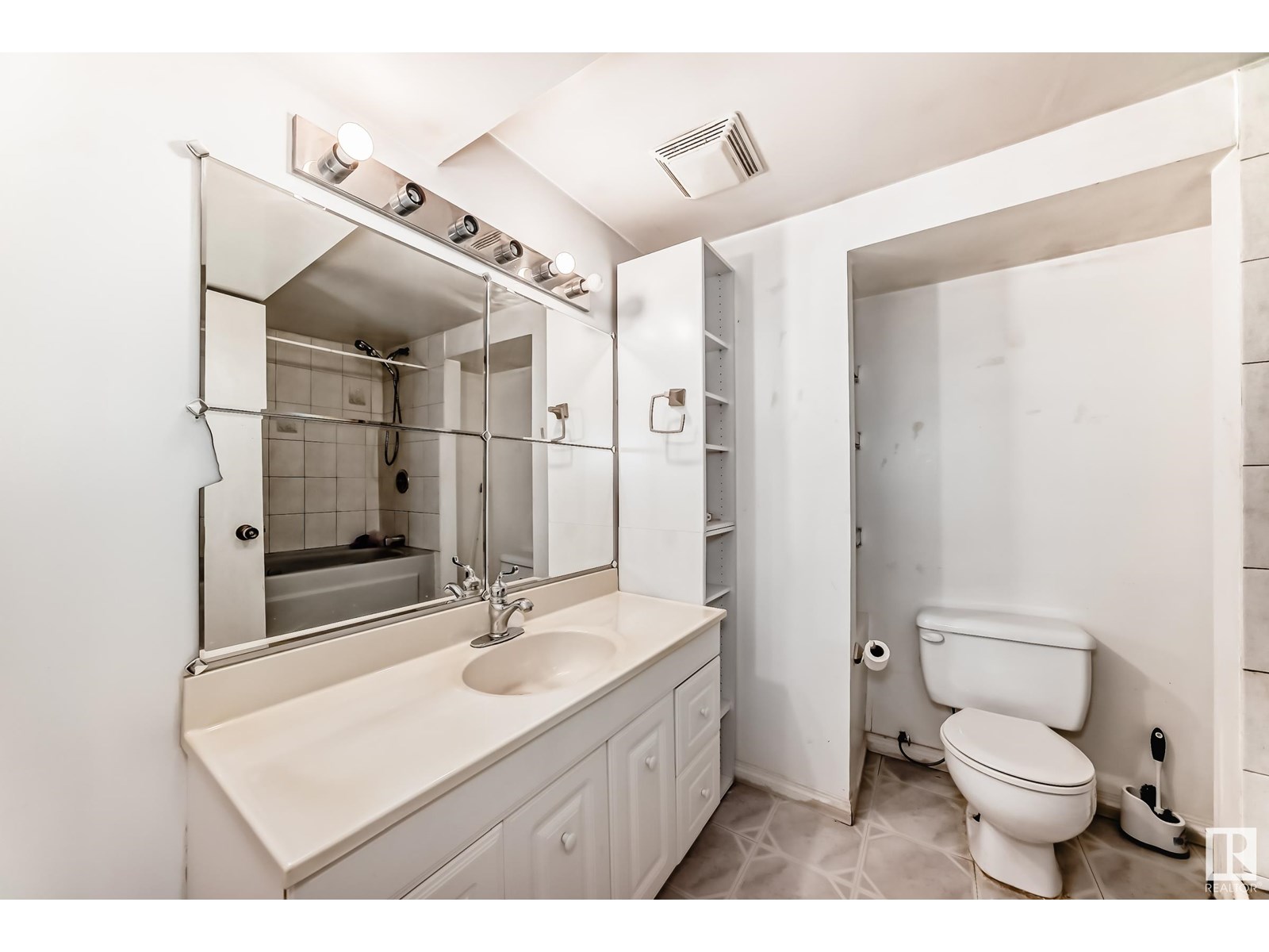 Photo 31 of 3312 44 A St Nw Nw, Edmonton AB
