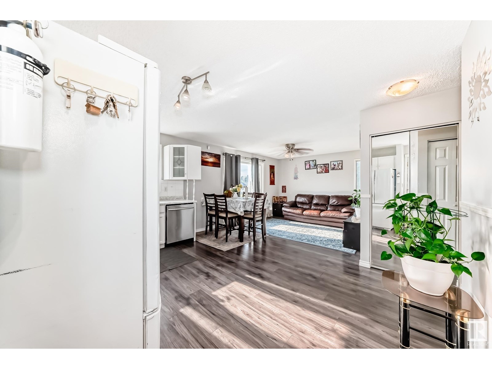 Photo 9 of 3312 44 A St Nw Nw, Edmonton AB