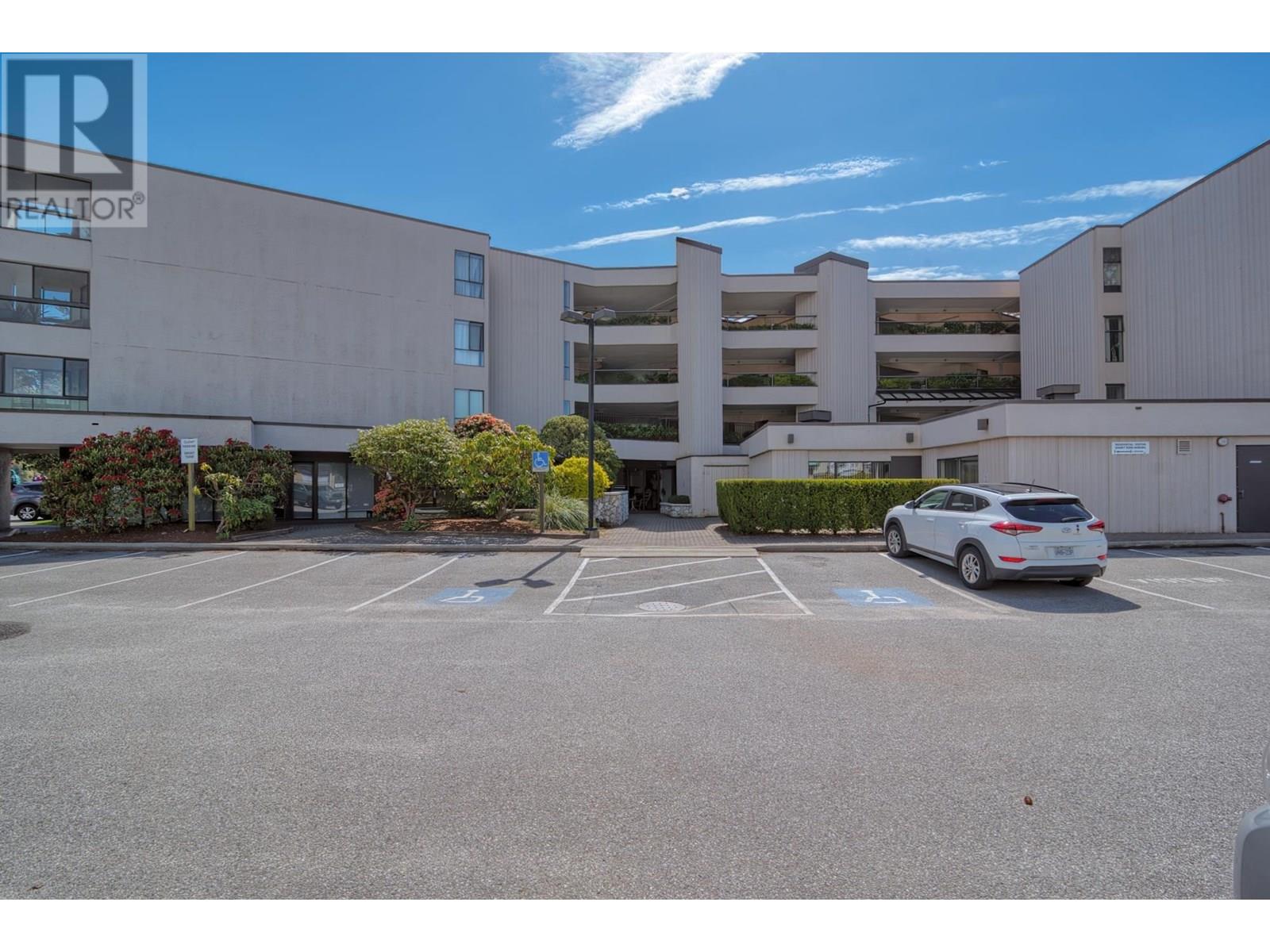 5 5477 WHARF AVENUE, Sechelt