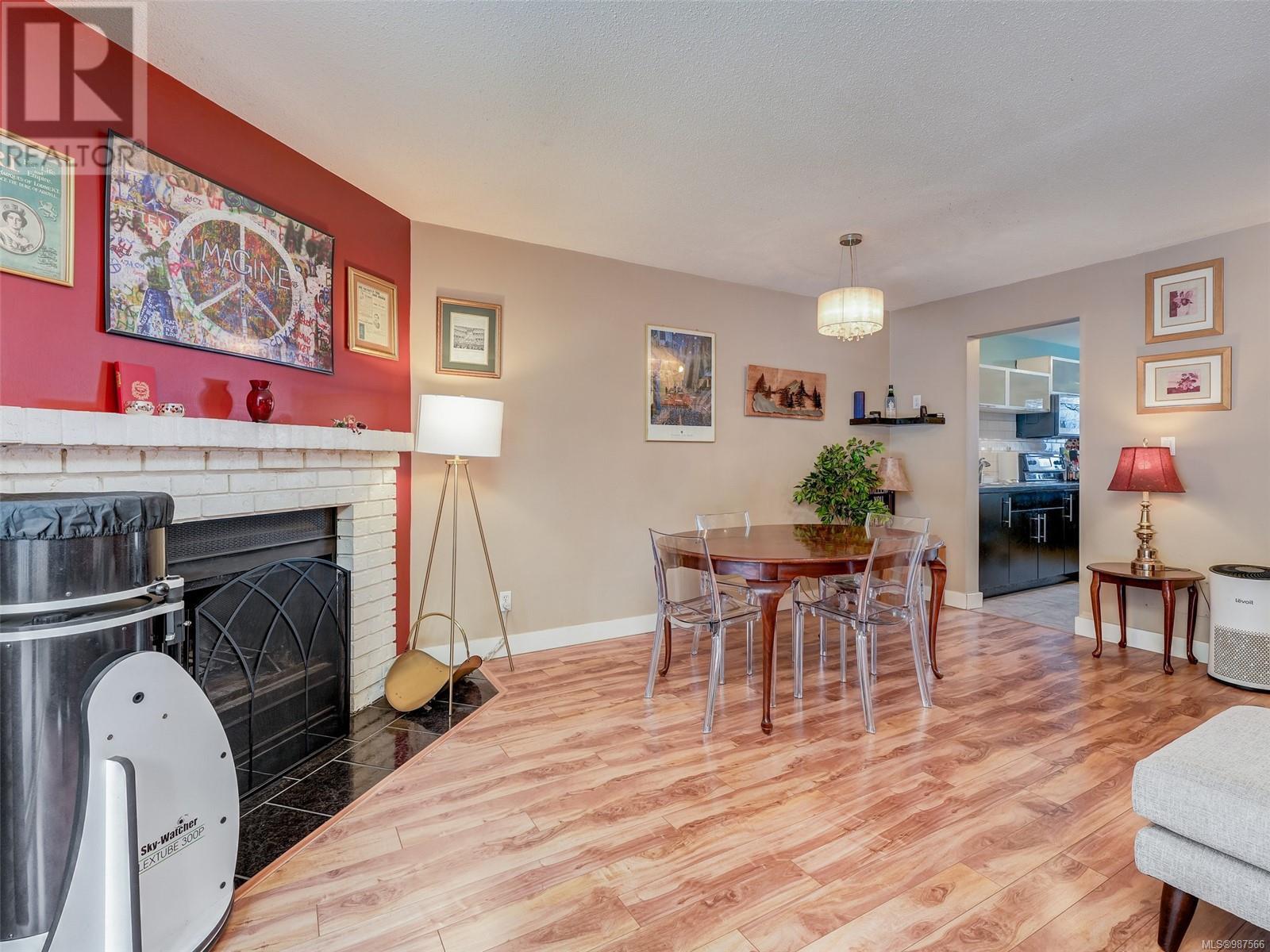 4 379 Wale Rd, Colwood