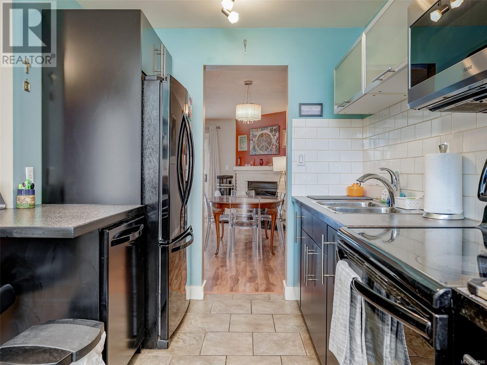 4 379 Wale Rd, Colwood