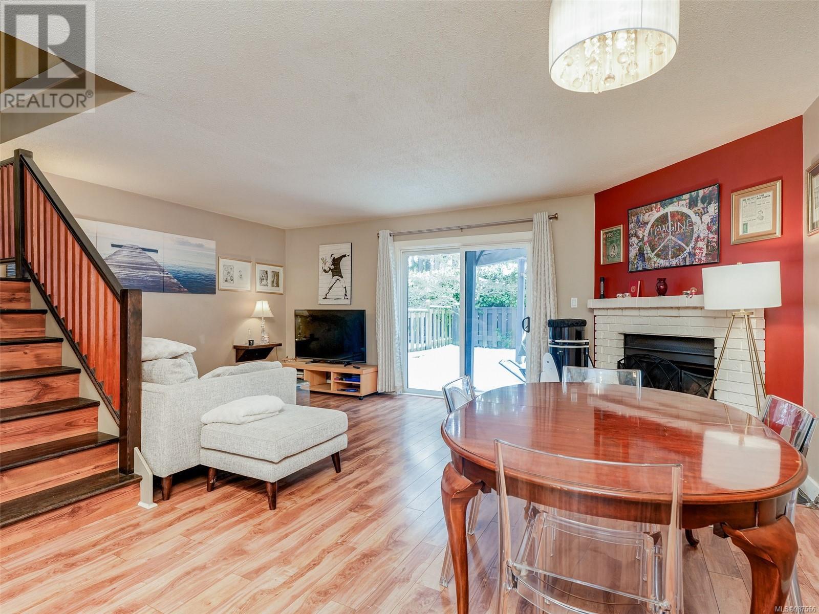 4 379 Wale Rd, Colwood