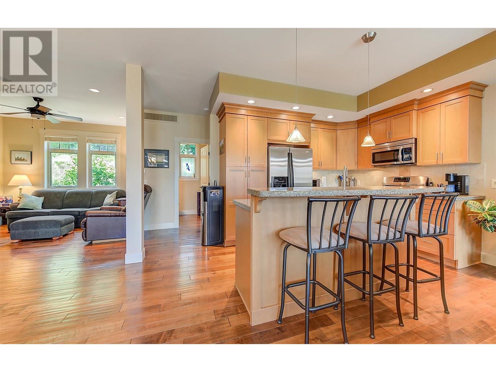 6 4356 Beach Avenue, Peachland