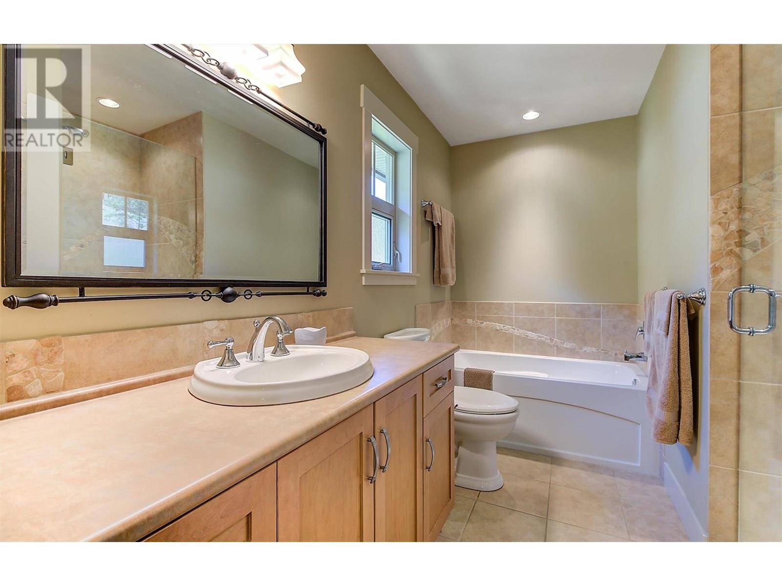 6 4356 Beach Avenue, Peachland