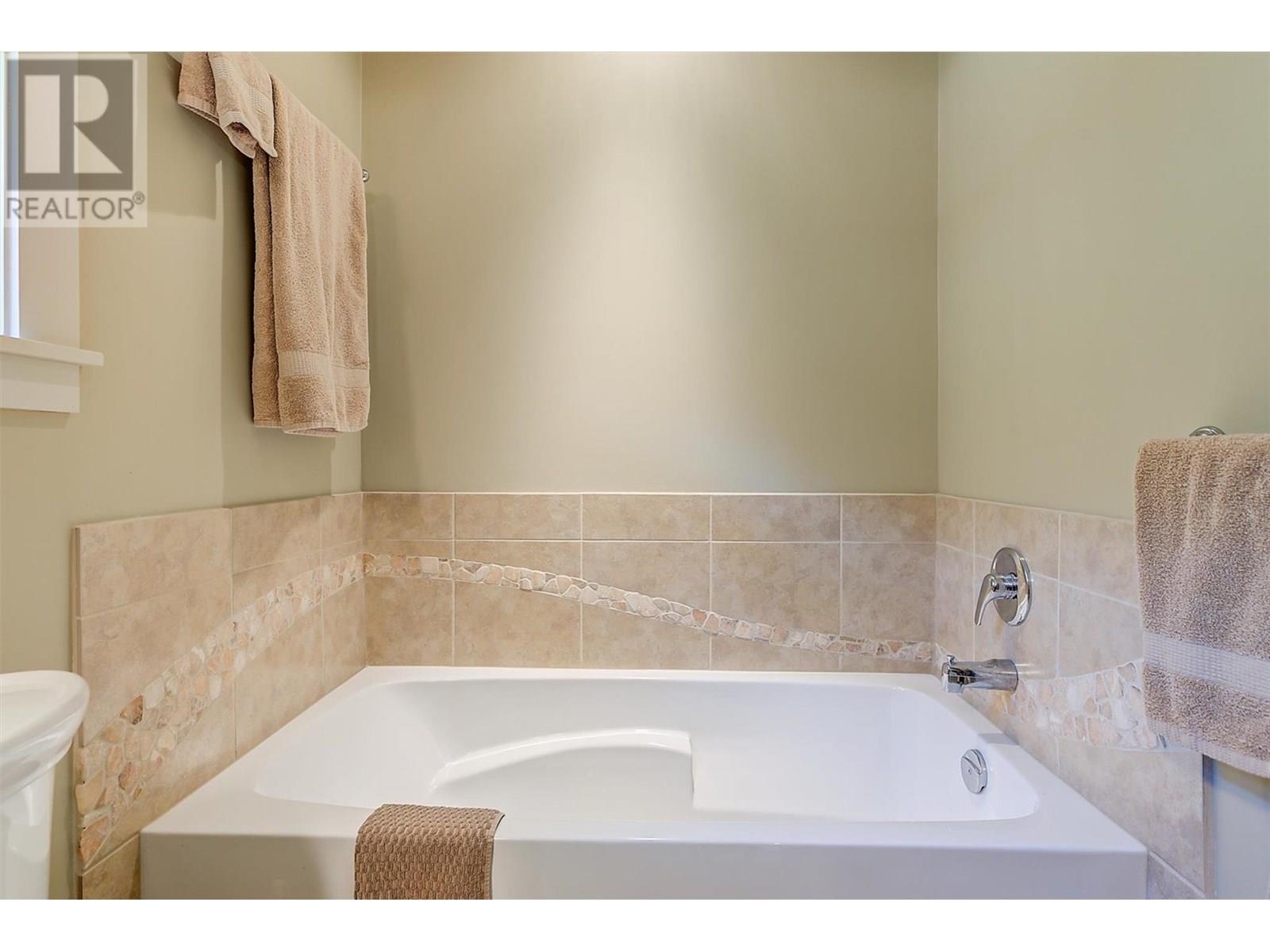 6 4356 Beach Avenue, Peachland