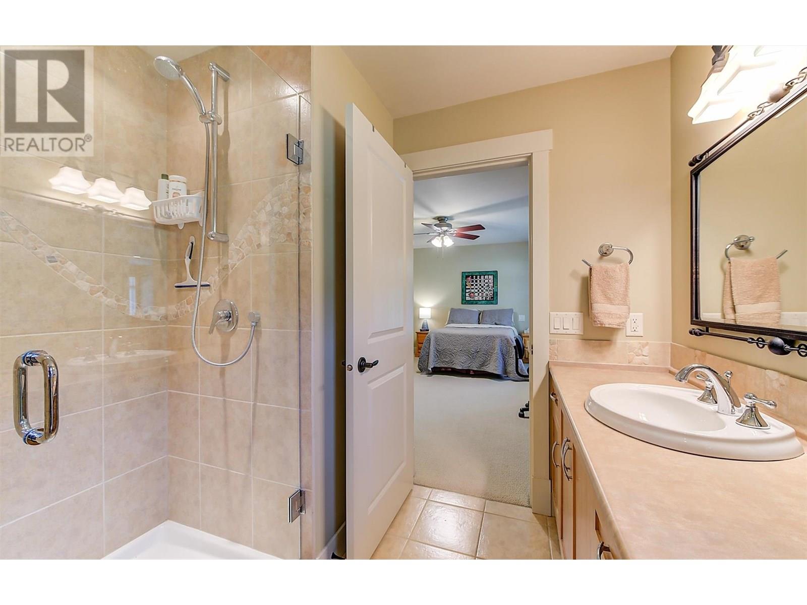 6 4356 Beach Avenue, Peachland