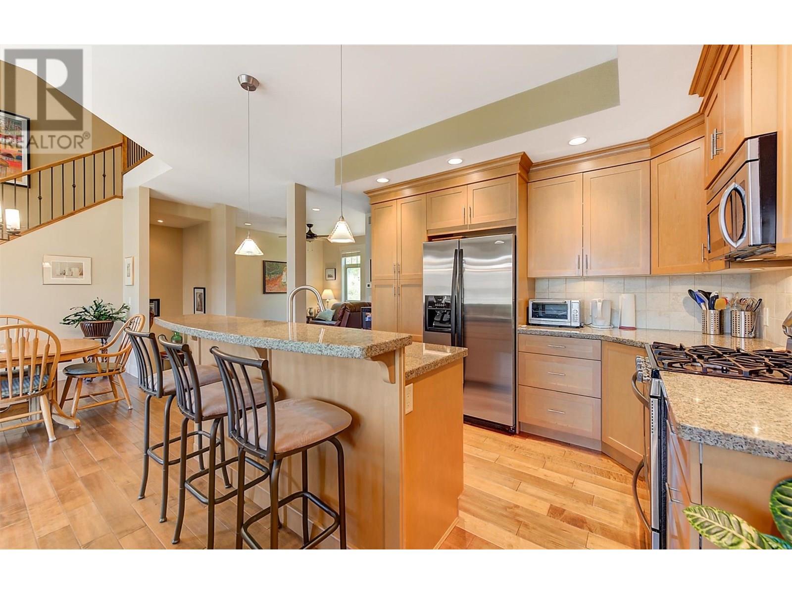 6 4356 Beach Avenue, Peachland