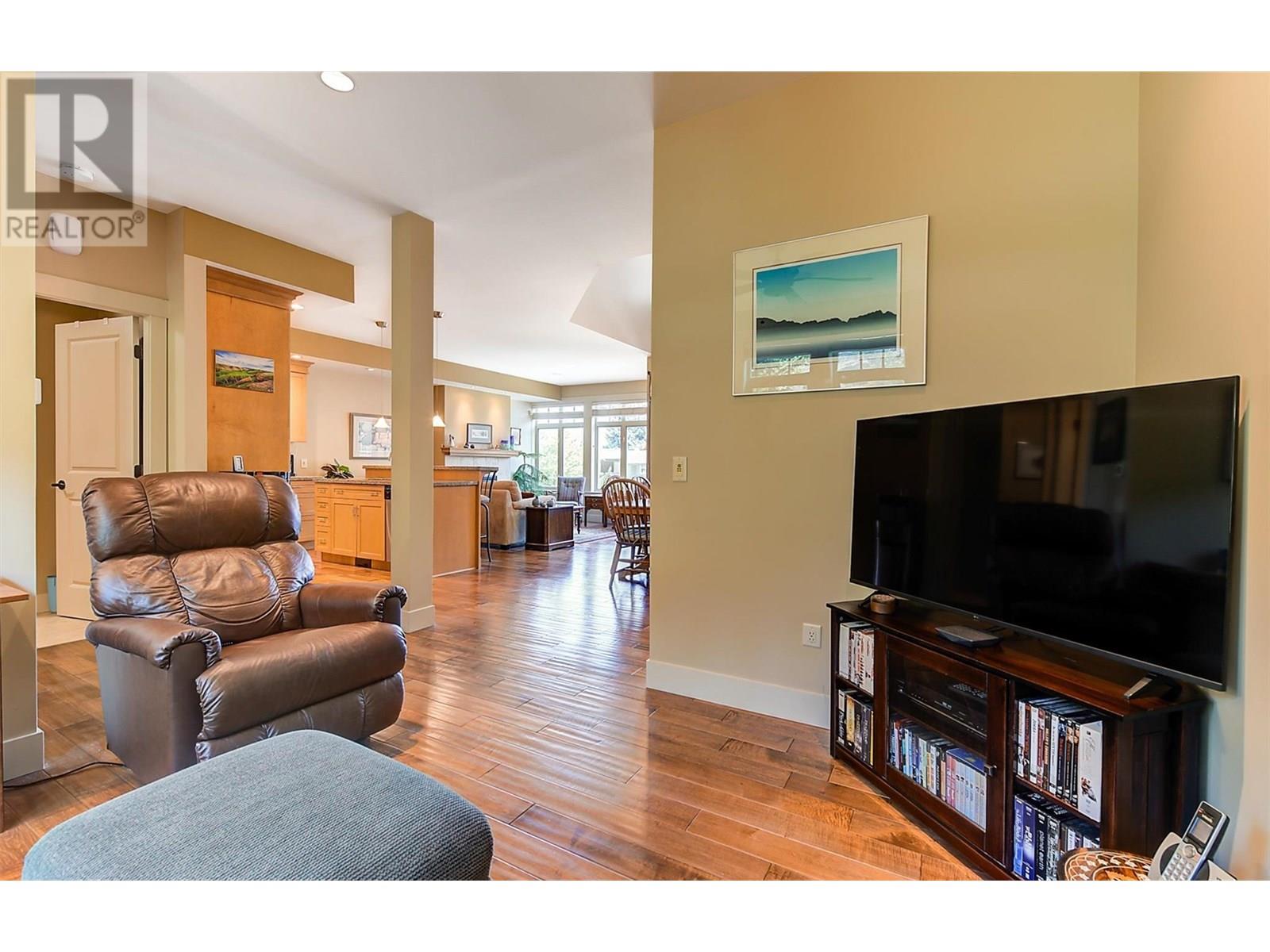 6 4356 Beach Avenue, Peachland