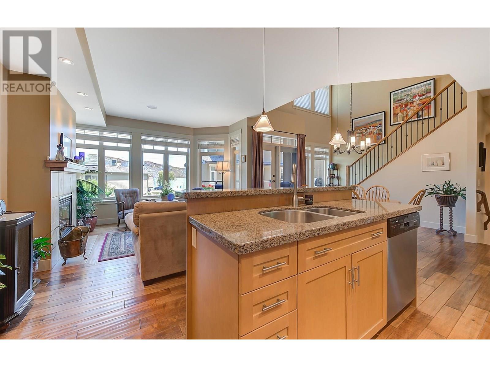 6 4356 Beach Avenue, Peachland