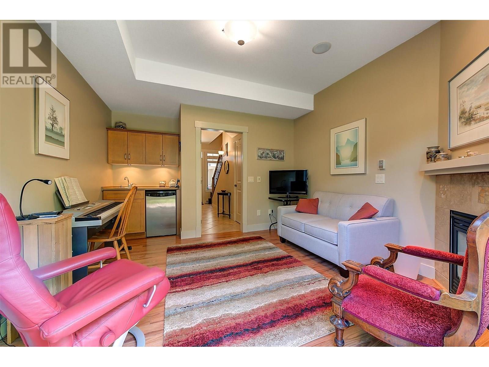 6 4356 Beach Avenue, Peachland