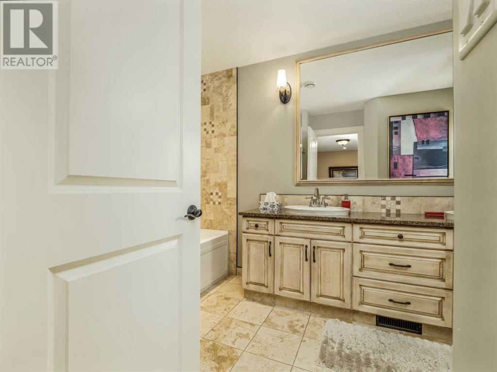 Single Family House Bi-level for Sale in  Mt Sunburst Place W Sunridge Lethbridge 