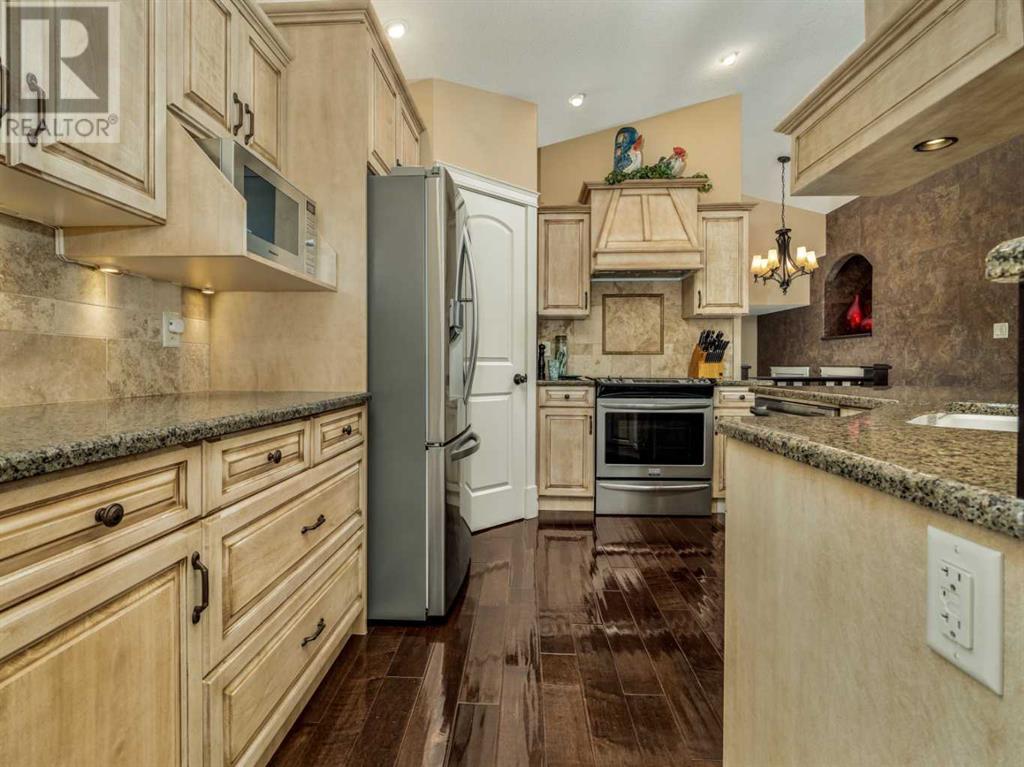 Single Family House Bi-level for Sale in  Mt Sunburst Place W Sunridge Lethbridge 