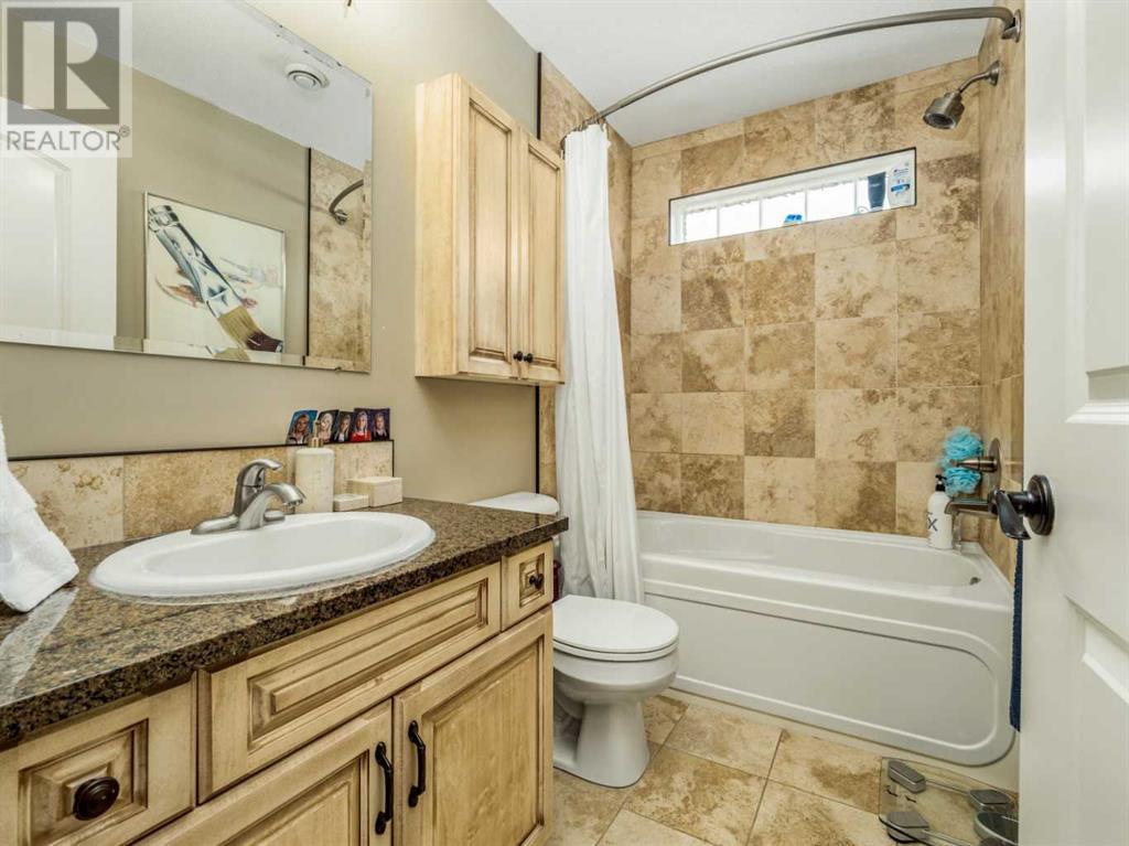 Single Family House Bi-level for Sale in  Mt Sunburst Place W Sunridge Lethbridge 
