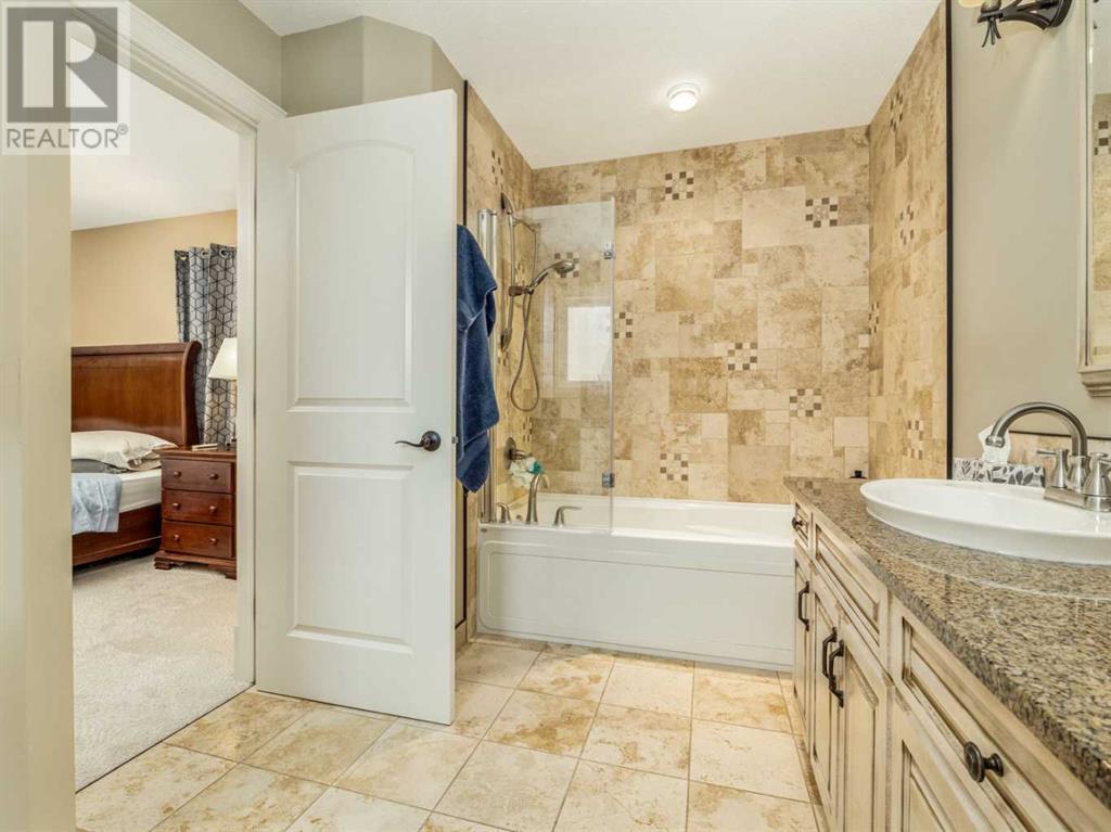 Single Family House Bi-level for Sale in  Mt Sunburst Place W Sunridge Lethbridge 