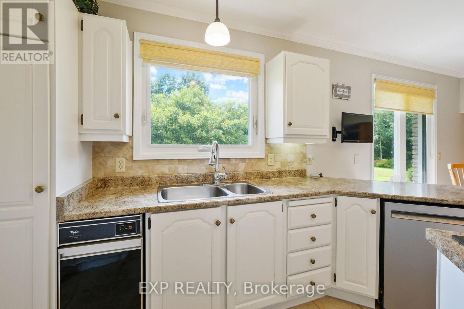 Photo 4 of 1376 Macdonald Road, Russell ON
