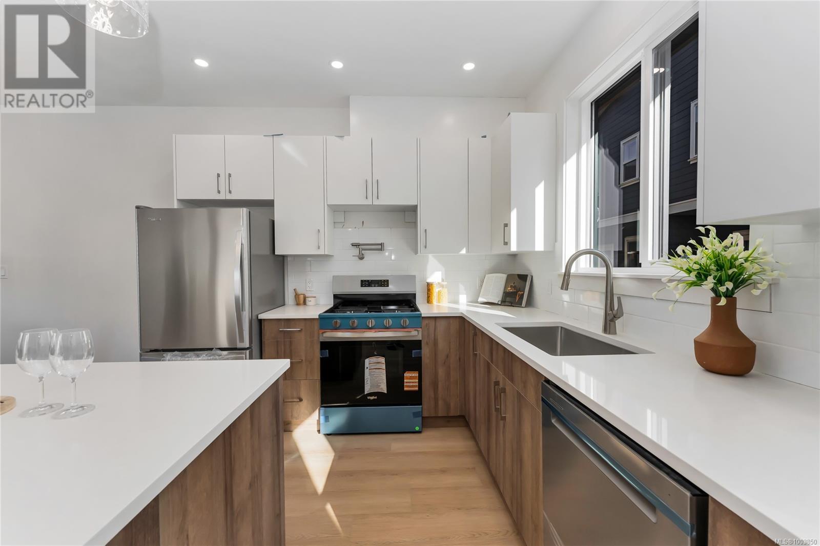 Photo 10 of 907 Vine Crt, Langford BC