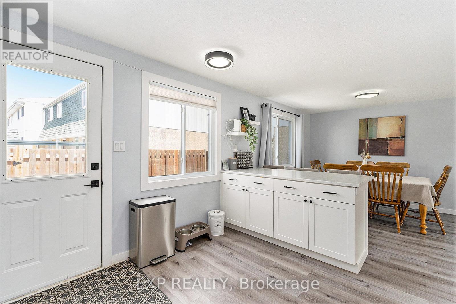 https://ddfcdn.realtor.ca/listing/TS638858301451870000/reb76/highres/6/x12228246_14.jpg