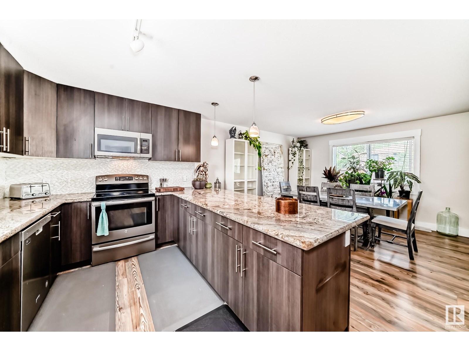 Photo 11 of 9211 123 Av Nw, Edmonton AB