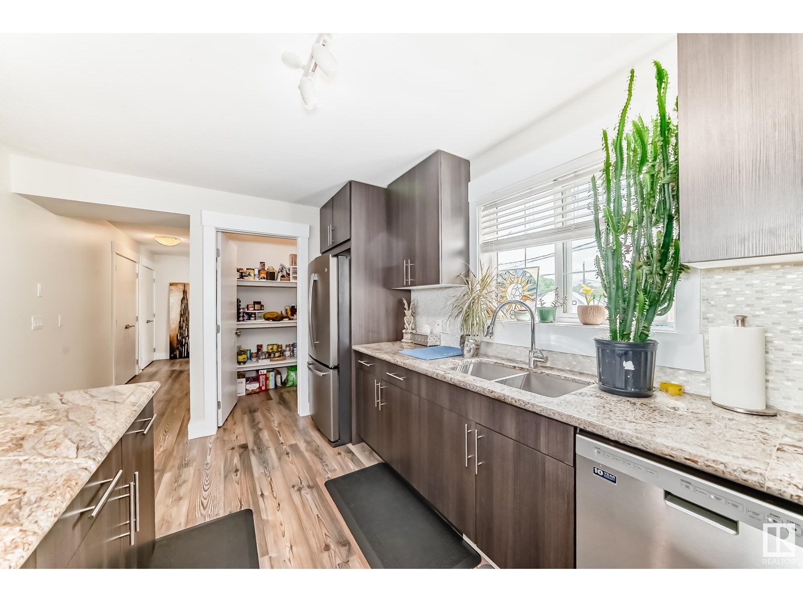 Photo 8 of 9211 123 Av Nw, Edmonton AB