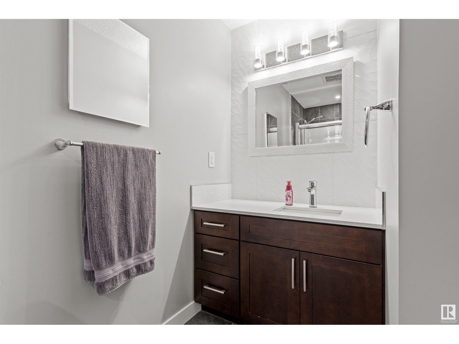 Photo 13 of 63 Glenwood Cr, Stony Plain AB