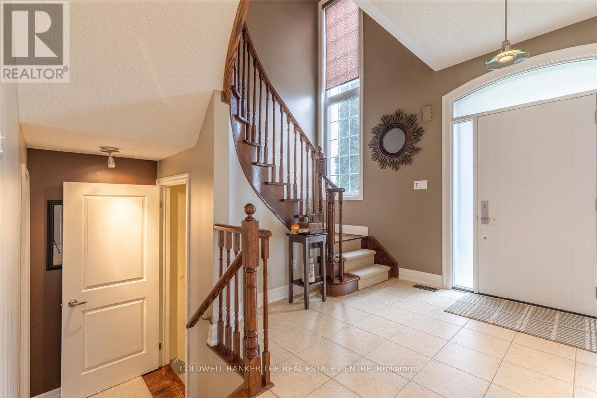 Photo 9 of 114 Laurendale Avenue, Georgina ON