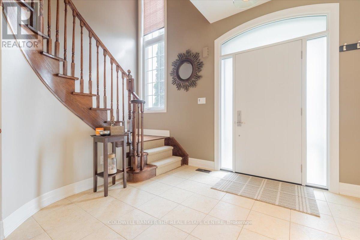 Photo 6 of 114 Laurendale Avenue, Georgina ON